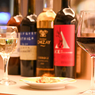 カクテルやビールなどのお酒類とディナーメニューが充実