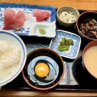 浅草 魚料理 遠州屋 - 「日替わり定食(近海まぐろぶつ)」(880円)