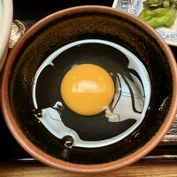浅草 魚料理 遠州屋 - 「日替わり定食(近海まぐろぶつ)」(880円)の生卵