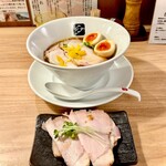 中華そば 髙野 - 丼も皿もロースの下にバラチャーシュー隠れてます