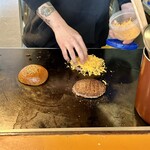 髙橋バーガー - トリプルダブルチーズバーガー調理中
