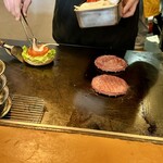 髙橋バーガー - トリプルダブルチーズバーガー調理中