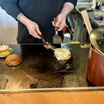 髙橋バーガー - トリプルダブルチーズバーガー調理中