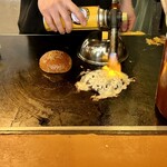 髙橋バーガー - トリプルダブルチーズバーガー調理中
