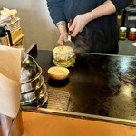 髙橋バーガー - トリプルダブルチーズバーガー調理中