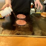 髙橋バーガー - トリプルダブルチーズバーガー調理中