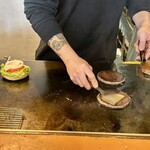 髙橋バーガー - トリプルダブルチーズバーガー調理中
