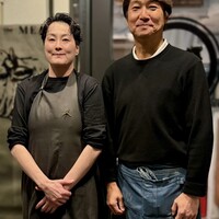 東京食肉市場直送 肉焼屋 D-29 広尾店 - 左：山地夏子氏  右：高村泰弘氏