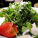 FILO - 野生のルッコラとモッツアレラとフルーツトマトのサラダ