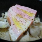 FILO - 厚切りベーコンと舞茸とザワークラウトの蒸し焼き
      