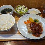 キッチン ブルー グローブ - 鶏肉と胡桃のテリーヌ　ダイストマト仕立てのウースターソース