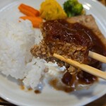 キッチン ブルー グローブ - ソースをタップリ添えて