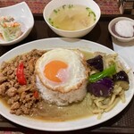 プリックタイ - 料理：グリーンカレーとバジル炒めご飯ランチ