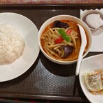 プリックタイ - 料理：レッドカレーランチ