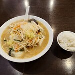 やすや - 料理写真:なので何も考えずに

●タンメン　850円

お腹が空いてたので、軽い気持ちで

●大盛り（360g）　400円

合計　1,250円　を注文してみた

■ランチはご飯1杯が無料になる
