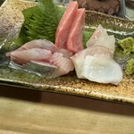 満平寿司 - （右上から時計回り）平目、北海ダコ、にしん、中トロ