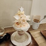 cafe days - こちらはクリスマスにいただいた｢メリークリスマスパフェ｣もみの木の葉はパリッパリのパイです！