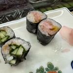 満平寿司 - 梅きゅう、トロたく（半分を、一つずつつまんだ後）