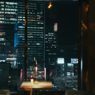 夜景を一望できる席で非日常のプチ贅沢を気軽に体験