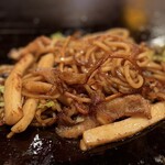 象屋 - 後半は麺パリにして紅生姜を混ぜ混ぜしますよ♪