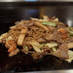 象屋 - 熱々鉄板で混ぜ混ぜしながら肉汁じゅわのソース♪
      
      にしても、具材たくさんでこれはステキ過ぎる(´◡͐`)