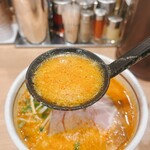 北海道らーめん奥原流 久楽 - 辛味噌ラーメン　スープリフト