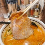 北海道らーめん奥原流 久楽 - 辛味噌ラーメン　チャーシューリフト