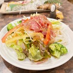 海鮮と骨付鳥 讃岐酒場 - 牛サーロイン 生ハムのサラダ