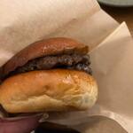 BREWHOLIC - 肉汁が溢れるのでペーパーに包んでいただきます。
 
いとだパン特製のバンズに挟まれたハンバーガーはお肉本来にしっかりした味が楽しめるハンバーガーです。