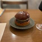 BREWHOLIC - ハンバーガー１３５０円。
 
バンズに鉄板に押し付け焼き目を付け肉汁を閉じ込めたビーフパティが２枚とその間にオニオンを挟んだシンプルなバーガー。