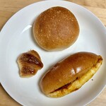 グラマーペイン - 上：カンパーニュチーズ、左：ミニクロワッサン、右：パウパジ