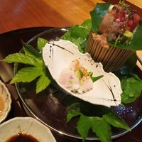 川越 - （向付）鱧の霜降り、中トロ、車海老。