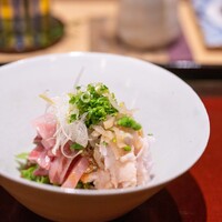 青蓮院門跡前 月おか - 2025.1 天然鰤（ぶり）細造り 日野菜（蕪）シャーベット 干した大根と茄子 野蒜 ポン酢