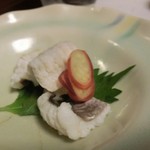 漁菜克献 - 【2014年6月】前回はハモの炙りにしましたが、この日はハモ湯引き、梅肉添え。茗荷と一緒に食べたら更に美味しい。（かなり食べてからの撮影。)