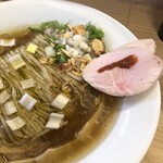 めん処 きよ洲 - 2種類のチャーシュー、水菜、玉ねぎ、フライドエシャロットが美味しい！