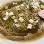 めん処 きよ洲 - キレイに畳まれたふすま入り細麺の上に佐助豚の脂とオリーブオイルの層が輝きます