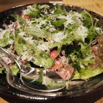 炭火焼き離島酒場ウタとルリ - 青ヶ島牛の炭火たたき～サラダ仕立て