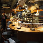 炭火焼き離島酒場ウタとルリ - お洒落な店内に佇む菊池くん