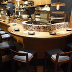 炭火焼き離島酒場ウタとルリ - カウンター内には料理長が