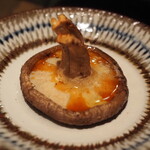 炭火焼き離島酒場ウタとルリ - 八丈島海風椎茸の炭火焼バター