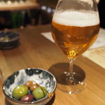 炭火焼き離島酒場ウタとルリ - 付き出しのオリーブとクラフトビール