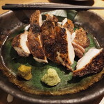 炭火焼き離島酒場ウタとルリ - 久米島赤鶏もも炭火焼き