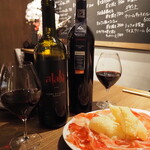 炭火焼き離島酒場ウタとルリ - パートナーは別の赤を