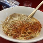 ラーメン二郎 - 唐辛子と一味で味変　　これが最高！〆は赤酢で
