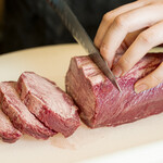 焼肉やっちゃん - 料理写真:肉切り　厳選したお肉を注文いただいてからお切りします。