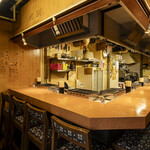 焼肉やっちゃん - 内　カウンター14席