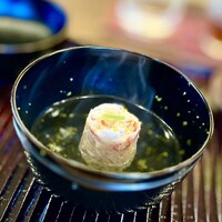 鎌倉 北じま - ❻イバラ蟹もどきの身丈、柚子釜、振り柚子
                    〜柚子を取ると美しいイバラ蟹もどきの身丈。イバラ蟹はタラバガニの仲間。わりと安価らしいが素人に味わいの違いがわかるはずもなし。