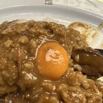 インデアンカレー - 玉子出てきました。