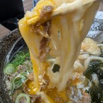 人力うどん - 玉子を肉と麺にからめながら