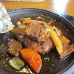 Steak Chalon - アルミホイルを破ると中からビーフシチューと一緒に煮込まれたハンバーグが鉄板に現れました。
                      